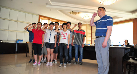 2012届八名同学光荣加入中国共产党
