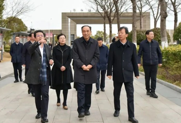 市人大常委会领导来校看望人大代表